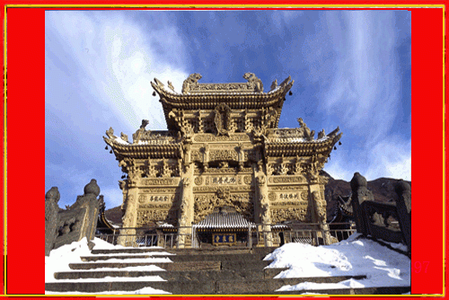   在五臺山風景旅游區,南山寺對面的山崗一下,有一座依山傍水的寺院一一龍泉寺,寺院山門外盜立著一座巨型漢白玉石雕牌坊。這幢石牌樓以其獨特的造型風格和精湛的雕刻藝術吸引著無數中外游人。石雕牌坊位于九龍崗山腰,其圖案設計以