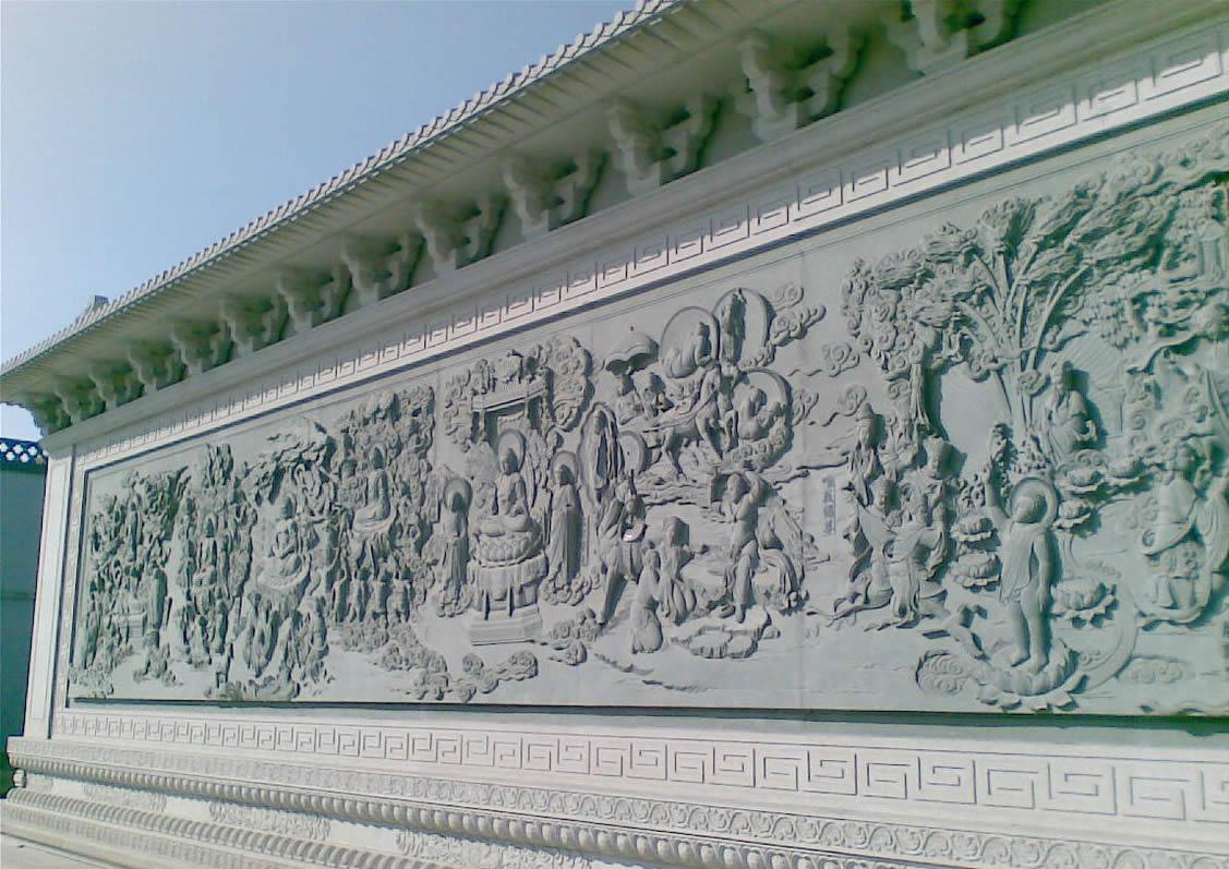古代的寺廟雕刻往往是以民間藝術(shù)的主趨勢作為基礎(chǔ)，同時配合當代的政治形勢需要而偽造太平,因此寺廟雕刻的作品們往往給人一種謙和、寬容的美感。