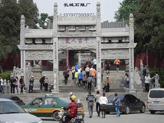 千古人龍石雕牌坊為四柱三間三樓式，上面雕刻著吉祥的圖案。