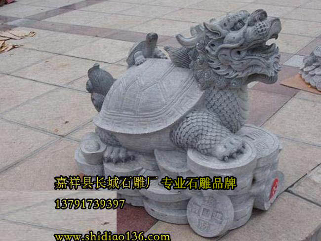 因?yàn)槭颀堼斢芯圬?cái)、化煞、增壽、驅(qū)小人的吉祥寓意，所以說(shuō)石雕龍龜一定是做生意人的必備寶器。
