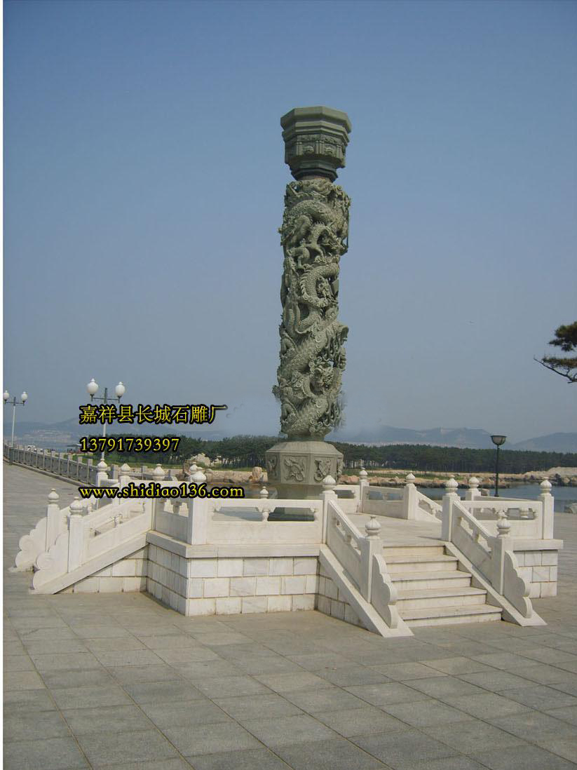 石雕龍柱雕刻的獨具匠心，剛勁有力，龍首鹿呈現了吉祥如意，他也是我國龍柱雕刻的代表，這幾根龍柱雕刻我們石雕廠花費了很大的心血，也成為了石雕龍柱雕刻的楷模。