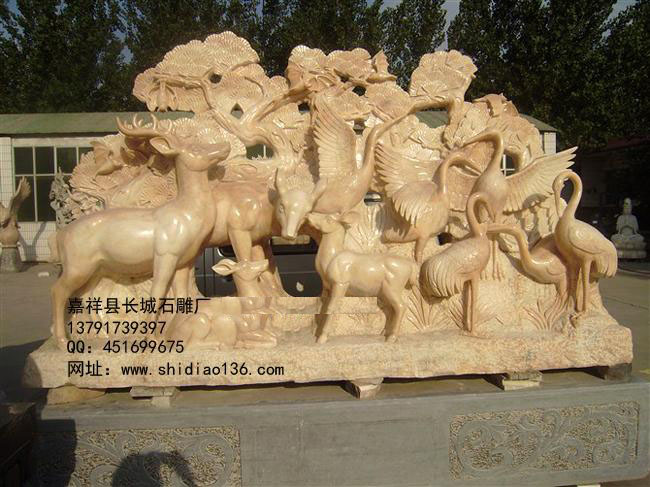 石雕鹿和鶴都是風水中代表健康長壽的靈物。鹿童、鶴童仙子是老壽星南極仙翁壇下的高徒。“鹿鶴銜芝”吉祥物，梅花鹿臥一大壽桃旁，一仙鶴并立，鹿鶴共同銜一顆靈芝仙草。寓示延年益壽、健康吉祥、永葆青舂。